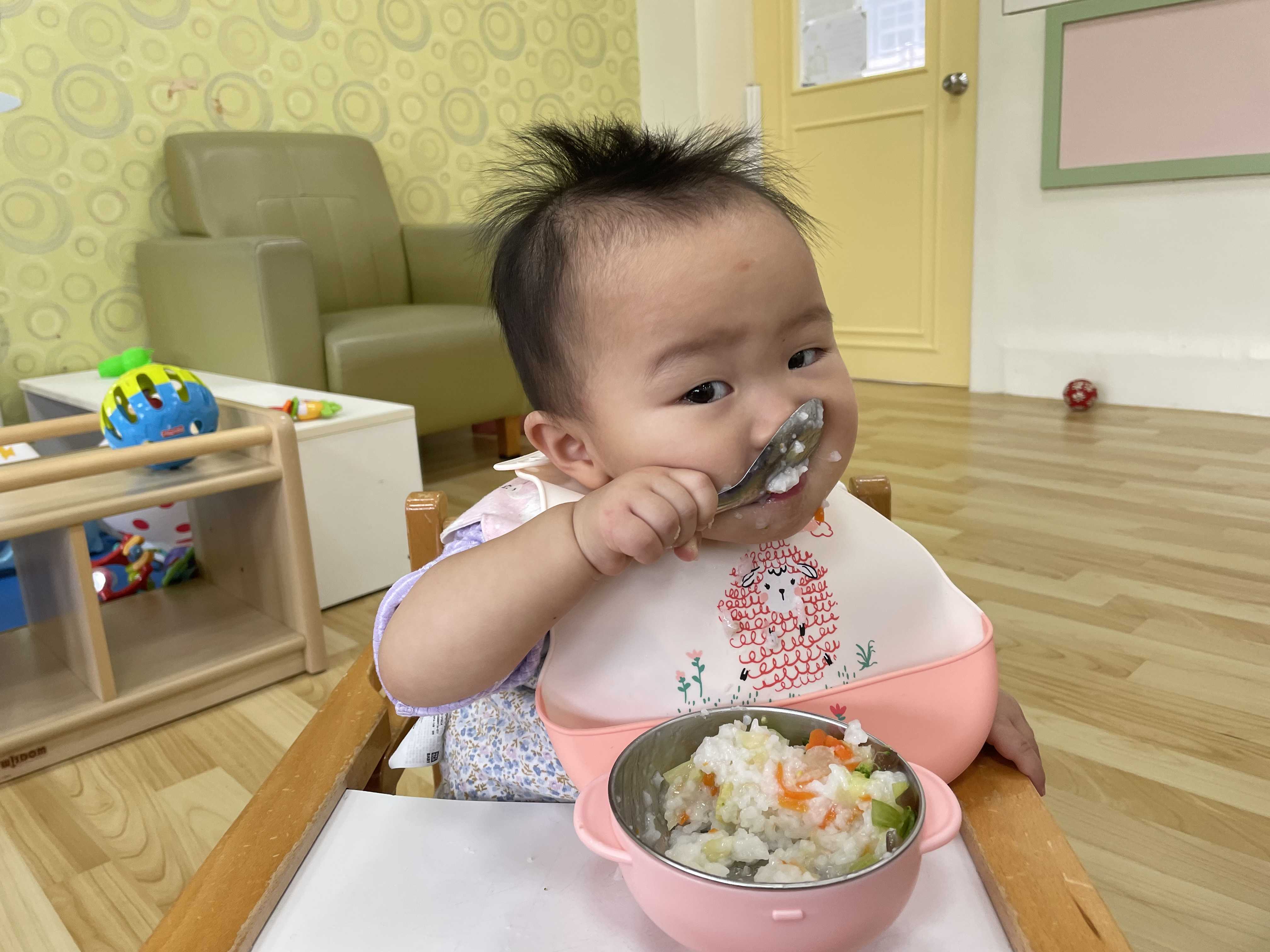 寶貝會自己吃飯